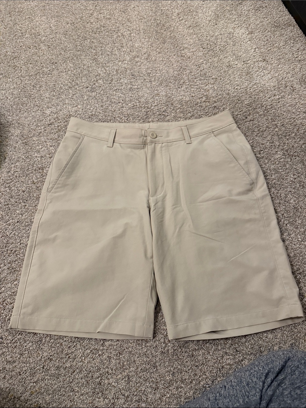Under Armour Men’s Khaki Flat-Front Performance Shorts size 34